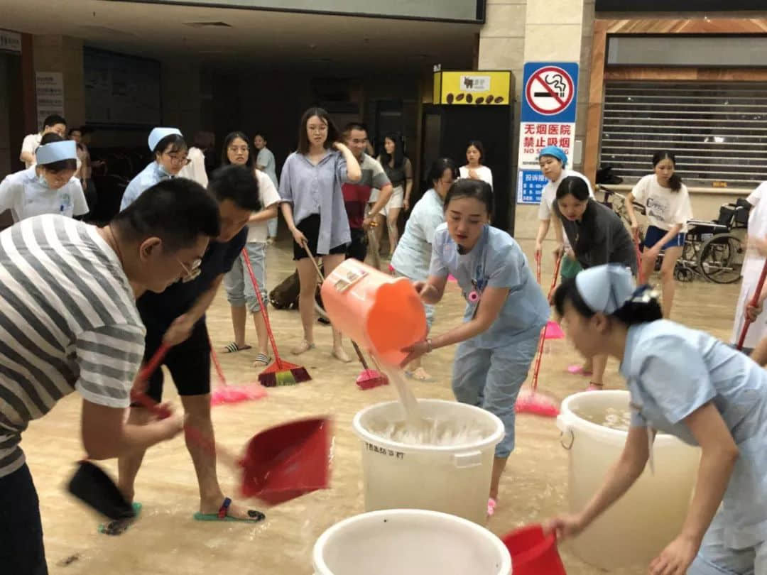 洪水凶猛，三院全面告急；众志成城，齐力抗灾保平安！