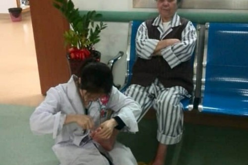 中医科医生正在为病人修剪指甲
