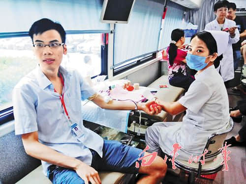 新市医院医务人员踊跃参加无偿献血活动。