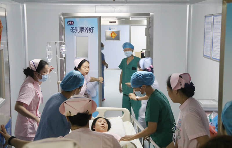 我院开展危重症孕产妇救治演练。 我院开展危重症孕产妇救治演练。