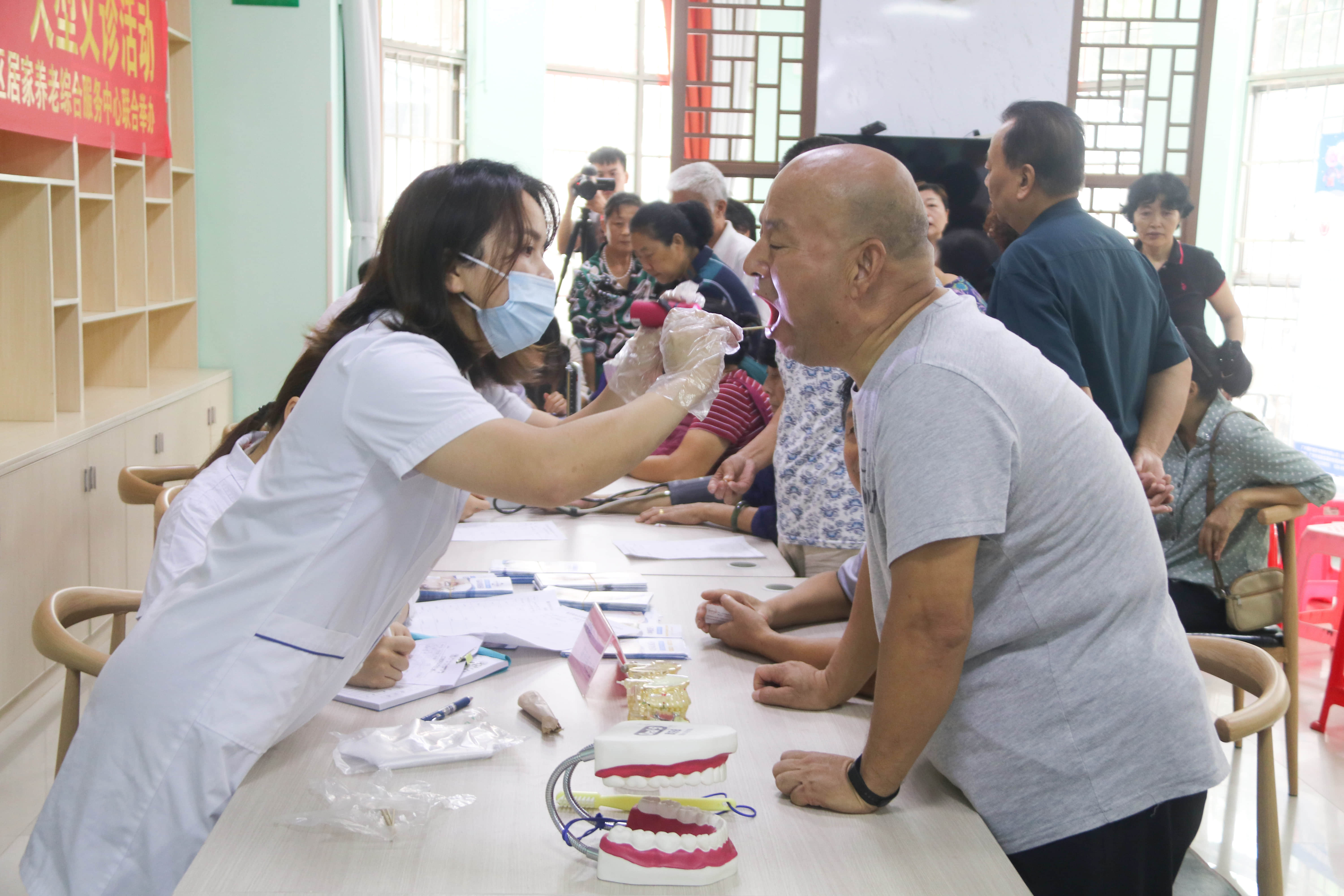 新市街举办“服务百姓，健康行动”大型义诊活动