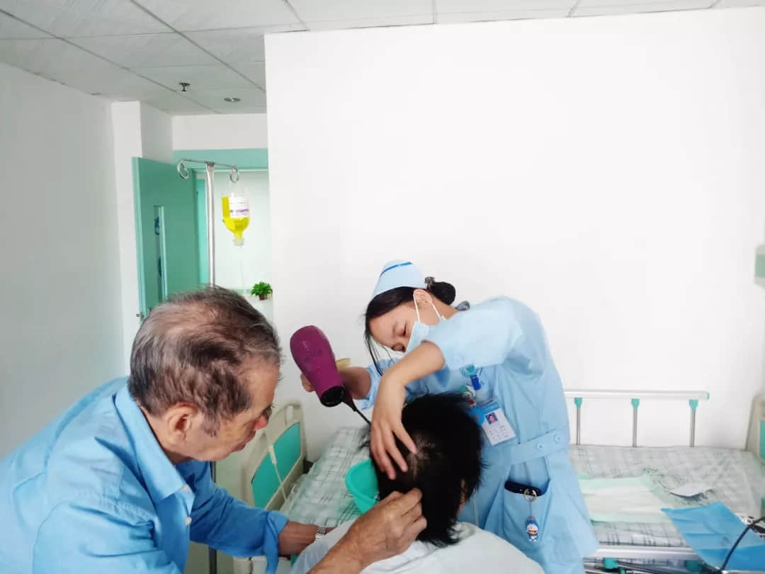 护士不论男女,他们都是“最美”的天使 护士不论男女,他们都是“最美”的天使