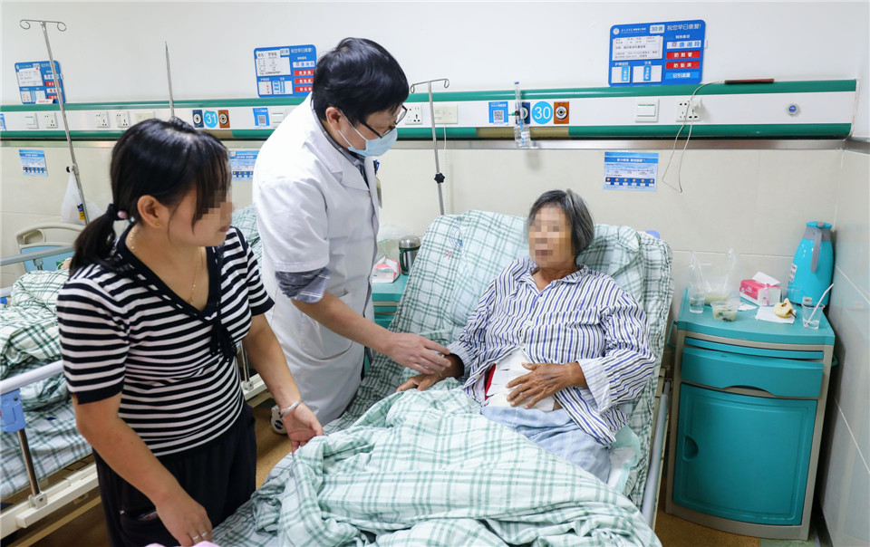 罕见！65岁老太腹胀4月，医生掏