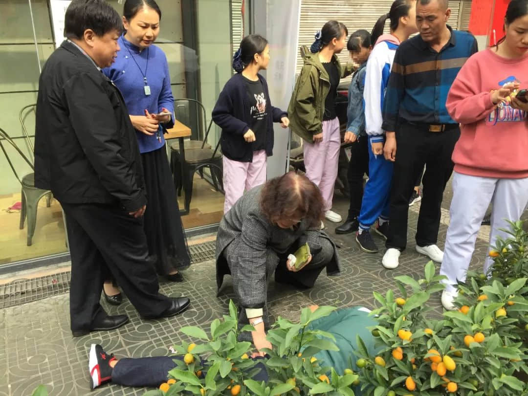 暖心!年轻男子突发晕厥,医护人员众人接力救治。 暖心!年轻男子突发晕厥,医护人员众人接力救治。