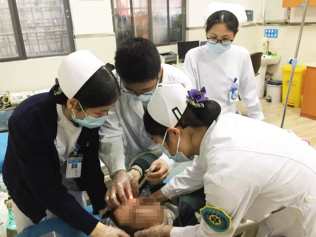 暖心!年轻男子突发晕厥,医护人员众人接力救治。 暖心!年轻男子突发晕厥,医护人员众人接力救治。
