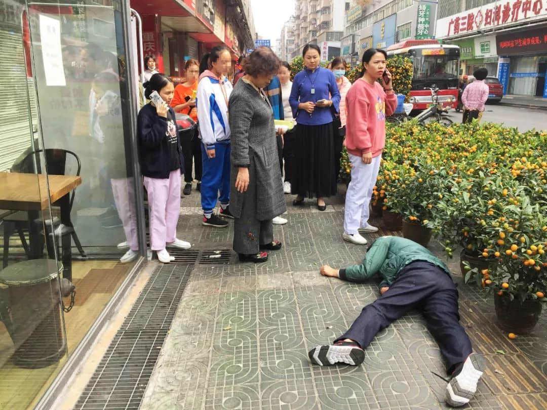 暖心!年轻男子突发晕厥,医护人员众人接力救治。 暖心!年轻男子突发晕厥,医护人员众人接力救治。