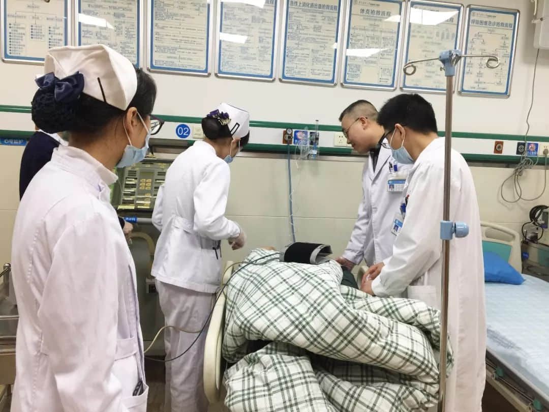 暖心!年轻男子突发晕厥,医护人员众人接力救治。 暖心!年轻男子突发晕厥,医护人员众人接力救治。