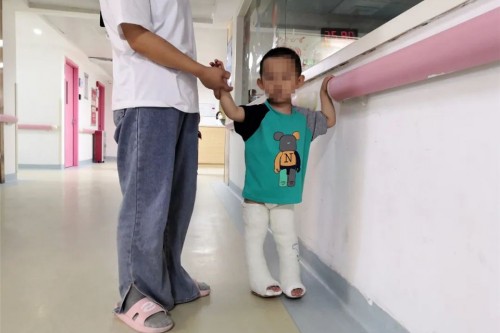 等了两年，儿子终于独立行走、