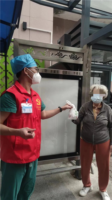 封控不封爱!这支10人临时医疗队,是街坊健康的“守门人” 封控不封爱!这支10人临时医疗队,是街坊健康的“守门人”