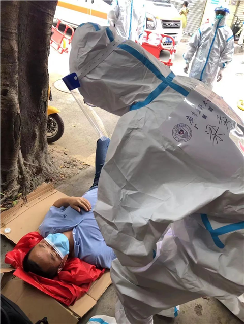 突发晕倒!核酸采样现场,广药三院“大白”飞奔救治 突发晕倒!核酸采样现场,广药三院“大白”飞奔救治