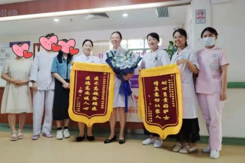 鲜花赠良医 | 医师节，这对闺蜜的大型“表白”现场好感人！