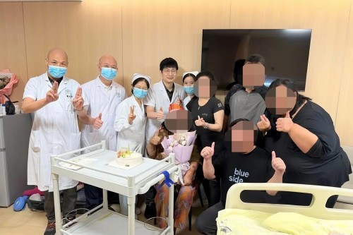 68岁印尼“老baby”广州病房庆生！医护一个举动让她泪目…