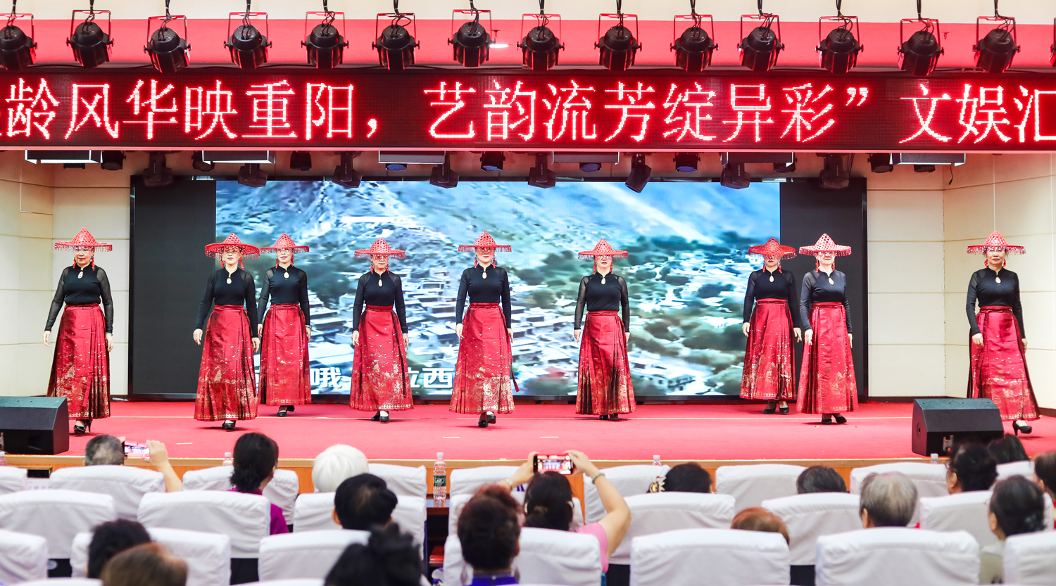 火爆!400名长者演出共聚,秀出银龄“Young”! 火爆!400名长者演出共聚,秀出银龄“Young”!