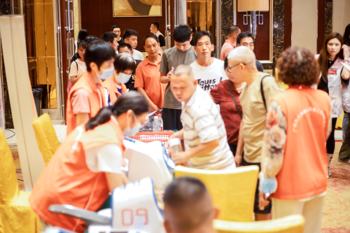 千人同行，为爱挽臂！他们连续3天接力，为生命加“油”！