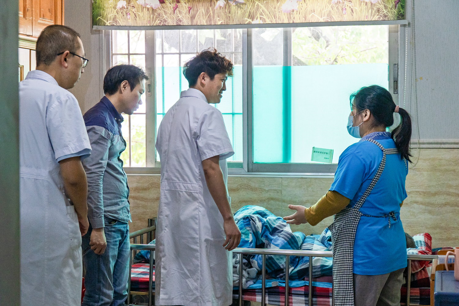 义诊+捐赠 | 他们凭这份重阳“暖心答卷”圈粉百名长者 义诊+捐赠 | 他们凭这份重阳“暖心答卷”圈粉百名长者