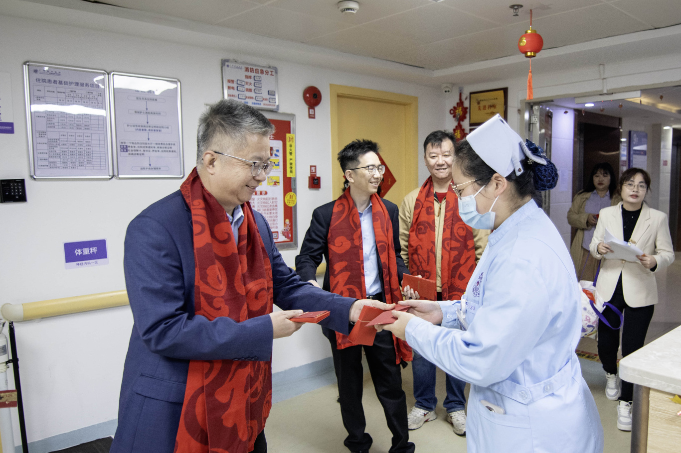 新春送暖  |  院领导新春走访慰问一线医务人员及住院患者