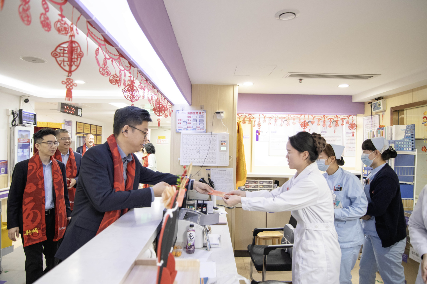 新春送暖  |  院领导新春走访慰问一线医务人员及住院患者