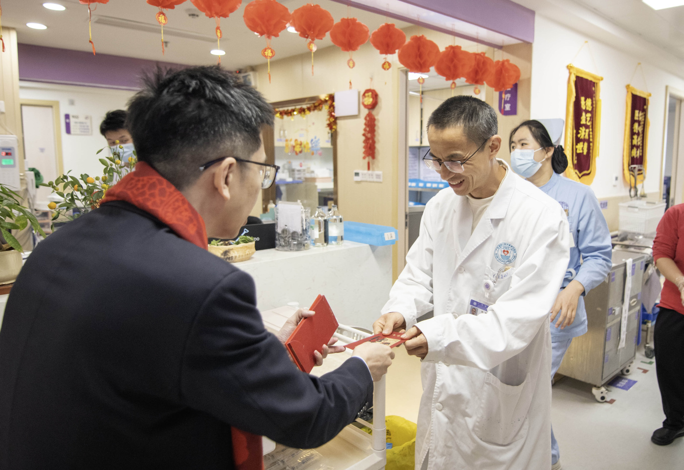 新春送暖  |  院领导新春走访慰问一线医务人员及住院患者