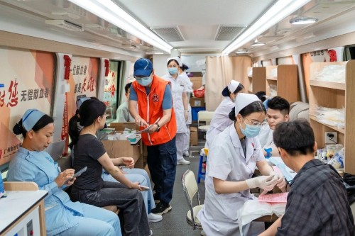 15600毫升！医护、党员纷纷撸袖，为生命“加油”！